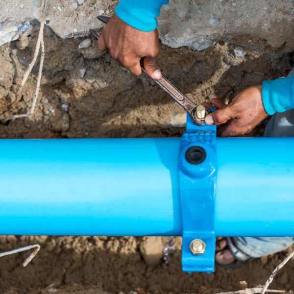Montáž vodovodného potrubia v zemi Riešim vodu